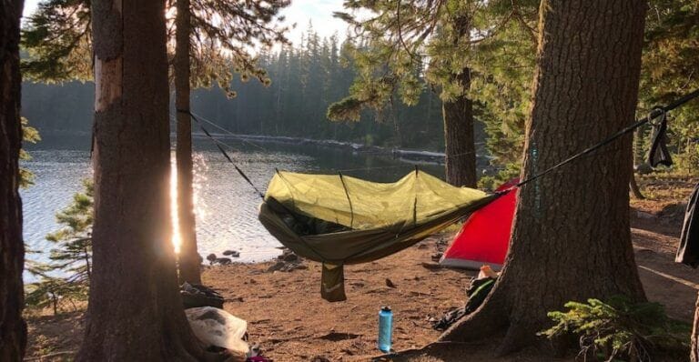 Vue d'un hamac de camping installé sur le bord d'un lac