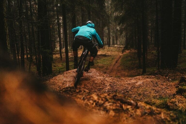 Homme de dos en vélo de montagne pendant l'automne