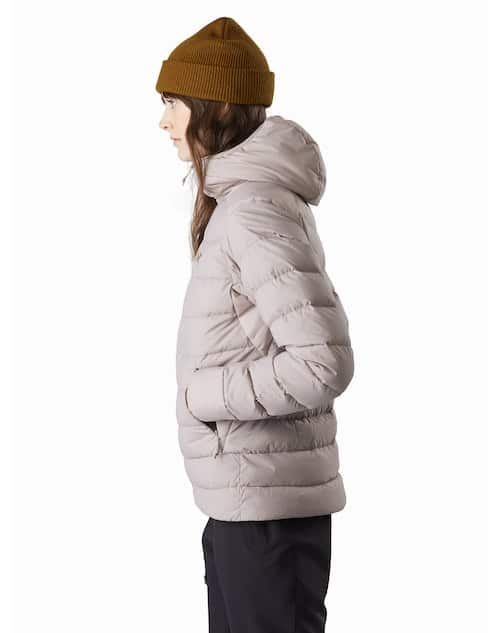 arcteryx-thorium-ar-puff-jacket05 Femme portant une doudoune beige Thorium AR d'Arc 'teryx